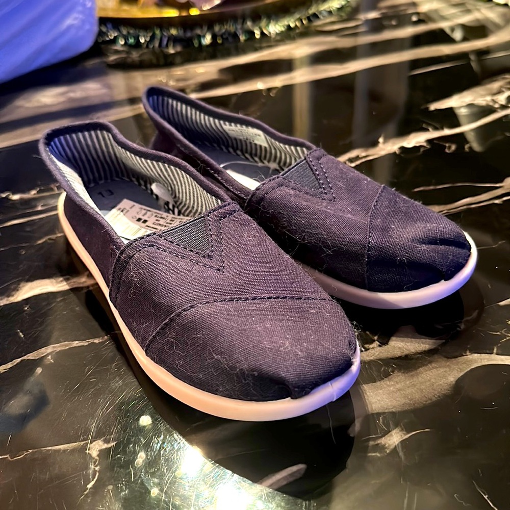 Unisex child’s tom’s style shoes. Navy. Brand new from UK